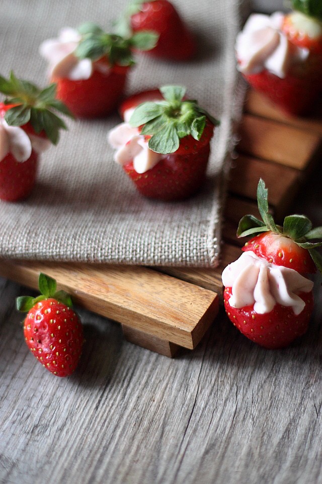 Strawberry Cheesecake Stuffed Strawberries {mind-over-batter.com}