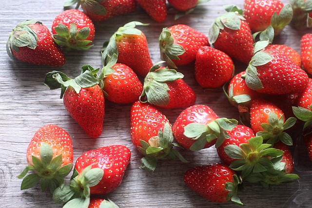 Strawberry Cheesecake Stuffed Strawberries {mind-over-batter.com}