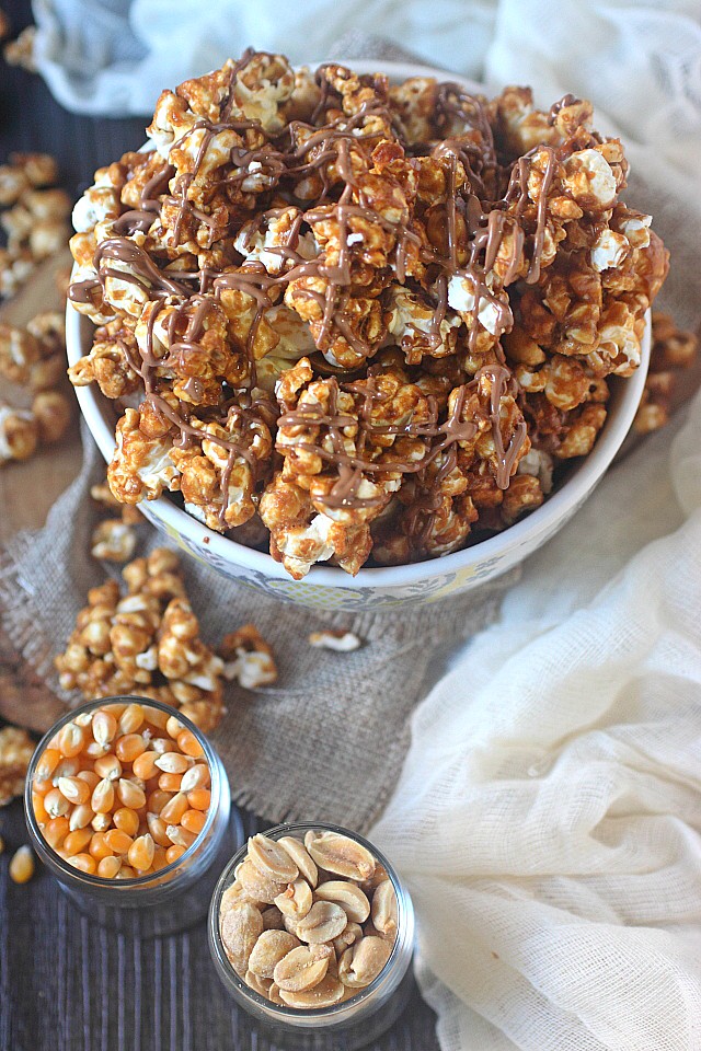  Peanut Butter Caramel Corn!! Popped corn kernels are drowned in a delicious caramel sauce mixed with a healthy dose of peanut butter and peanuts. Perfect for movie night crunchy snackin'! www.mind-over-batter.com