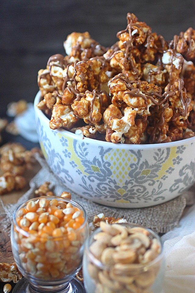 Peanut Butter Caramel Corn!! Popped corn kernels are drowned in a delicious caramel sauce mixed with a healthy dose of peanut butter and peanuts. Perfect for movie night crunchy snackin'!  www.mind-over-batter.com
