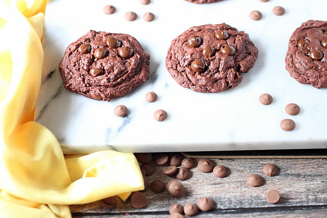 Chocolate Lover's Soft-Baked Chocolate Chip Pudding Cookies  {mind-over-batter.com}