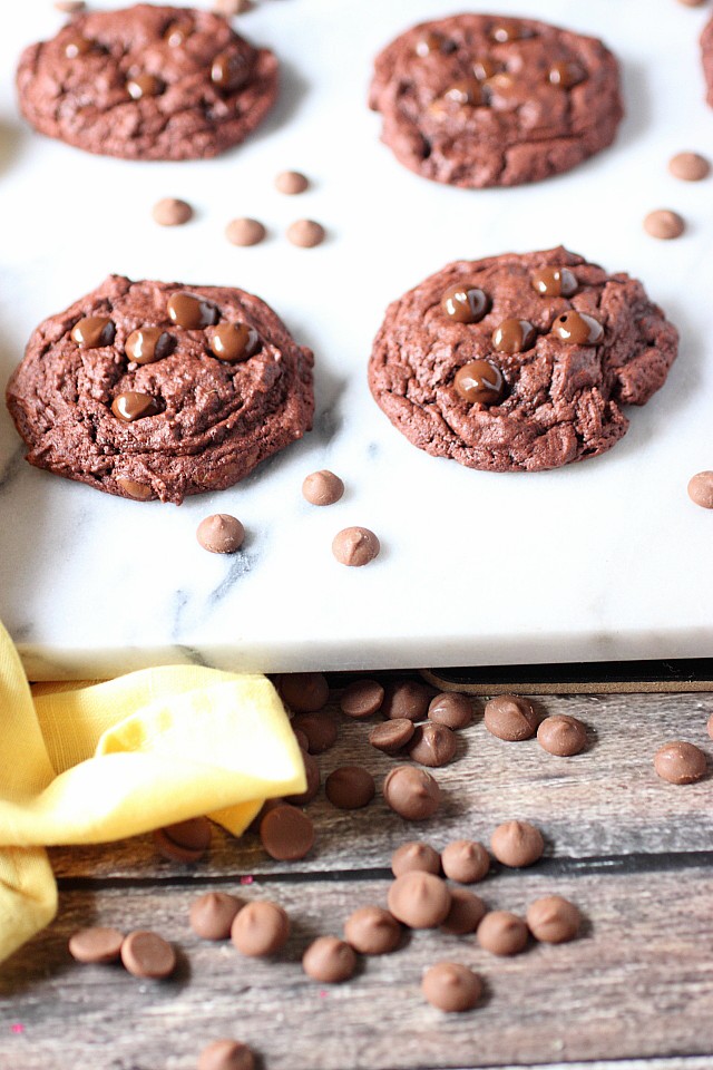 Chocolate Lover's Soft-Baked Chocolate Chip Pudding Cookies  {mind-over-batter.com}