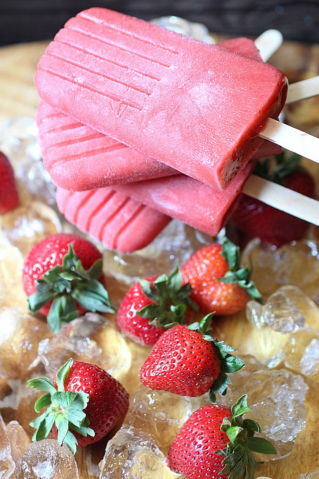 Five ingredients - Fresh strawberies, sugar, water, vanilla extract, and gelatin are all you need to make these flavor-packed strawberrylicious summer popsicles!{mind-over-batter.com}