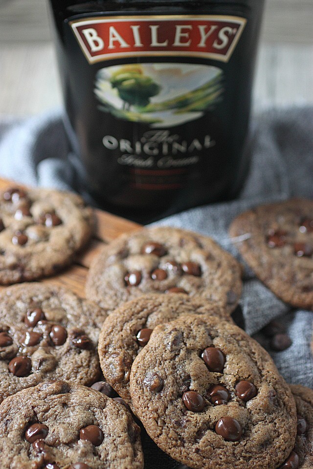 Bailey’s Irish Cream Chocolate Chip Cookies, y’all! Soft baked cookies with chocolate chips in every bite, plus a generous pour of Bailey’s Irish cream. Chocolate Chips Cookies are now boozy!  www.mind-over-batter.com
