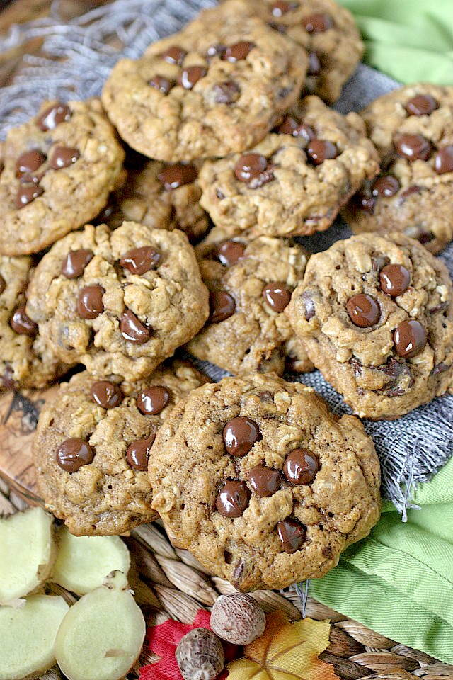 Looking for a cookie that's a sure hit? Look no further than these Pumpkin Oatmeal Chocolate Chip Cookies! These soft-baked beauties burst with pumpkin, fall spices, old fashioned oats, and semi-sweet chocolate chips! Admit it, this cookie rocks!  www.mind-over-batter.com