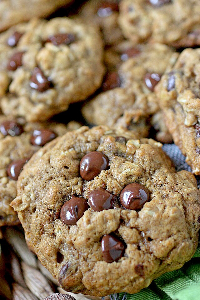 Looking for a cookie that's a sure hit? Look no further than these Pumpkin Oatmeal Chocolate Chip Cookies! These soft-baked beauties burst with pumpkin, fall spices, old fashioned oats, and semi-sweet chocolate chips! Admit it, this cookie rocks!  www.mind-over-batter.com